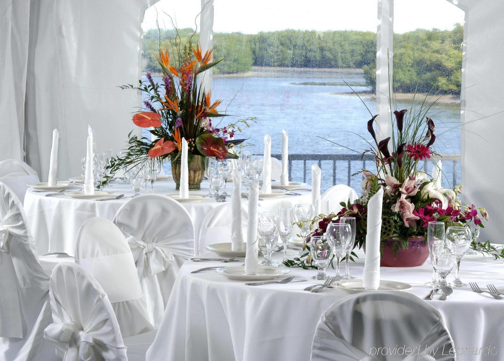 Doubletree By Hilton Tampa Rocky Point Waterfront Hotell Restaurant bilde